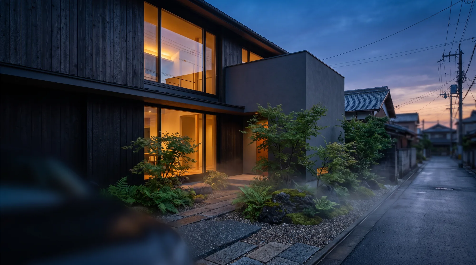 夕暮れにあたたかな灯りがともる、堺の現代住宅と静かな路地